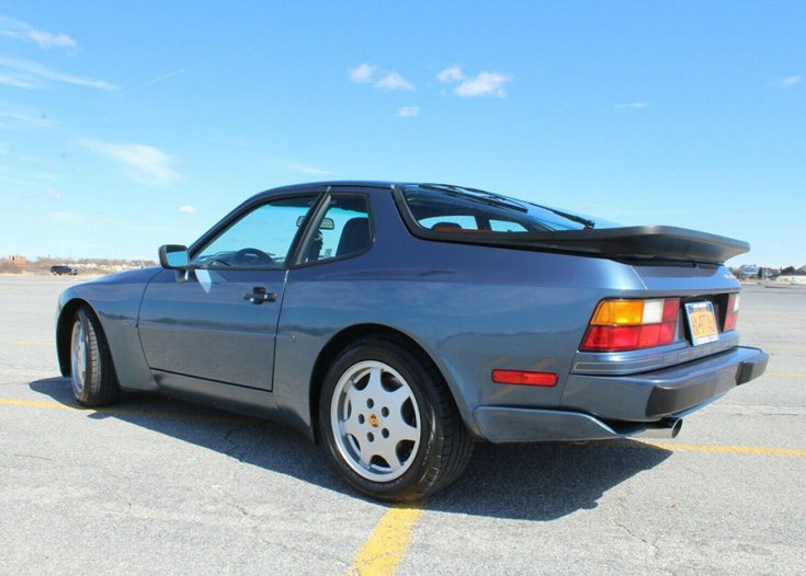 A Porsche 944 S2 hátulról fotózva