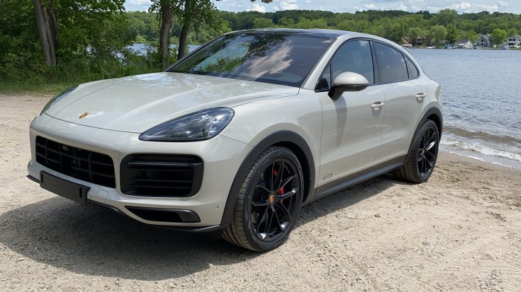 Porsche Cayenne oldalról fotózva