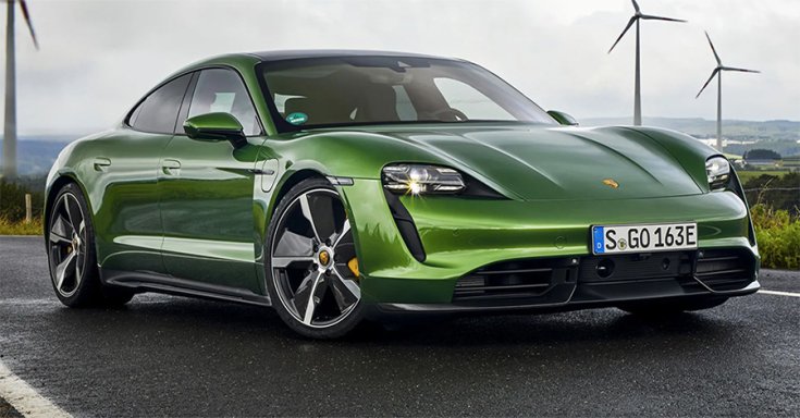 A Porsche Taycan Turbo S elölről negyvenöt fokban fotózva