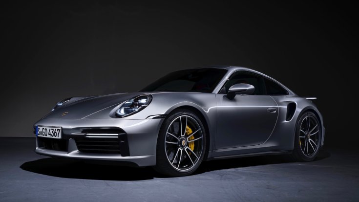 Porsche 911 Turbo, ezüst fényezéssel, szemből, oldalról