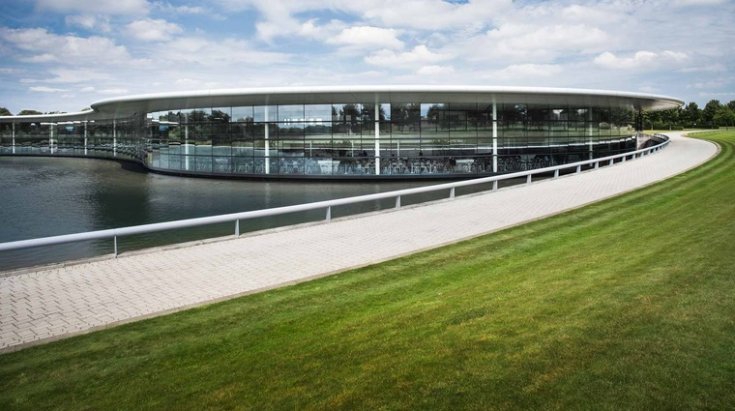 A McLaren wokingi központja, azon belül is a technológiai center és a mellette lévő tó