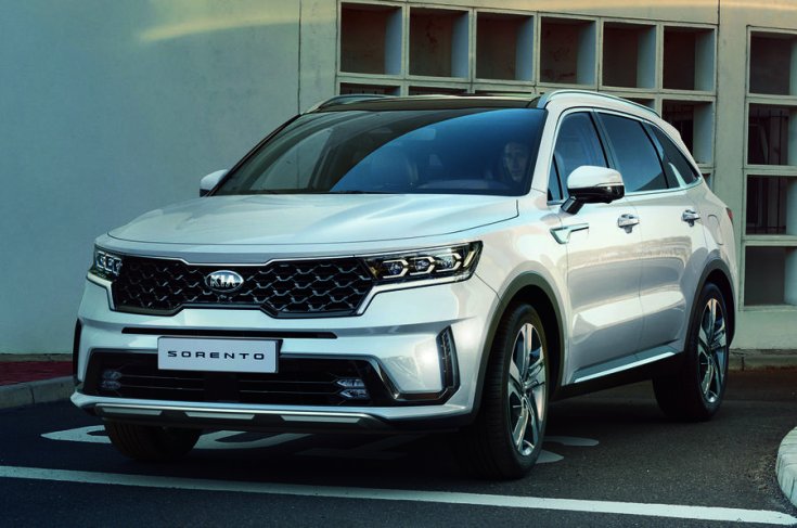 A Kia Sorento elölről negyvenöt fokban fotózva