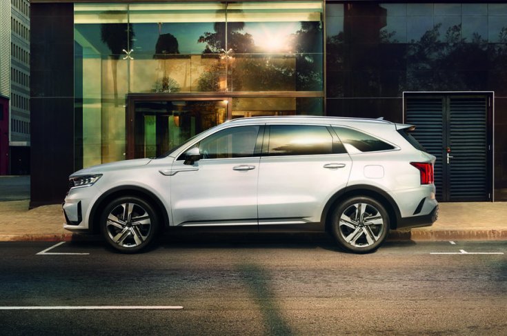 Az új Kia Sorento oldalról fotózva