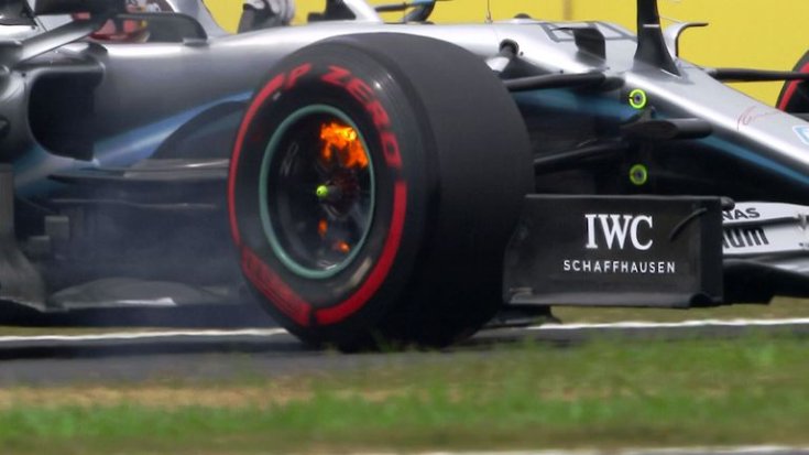 F1-es Mercedes lángoló fékrendszere oldalról