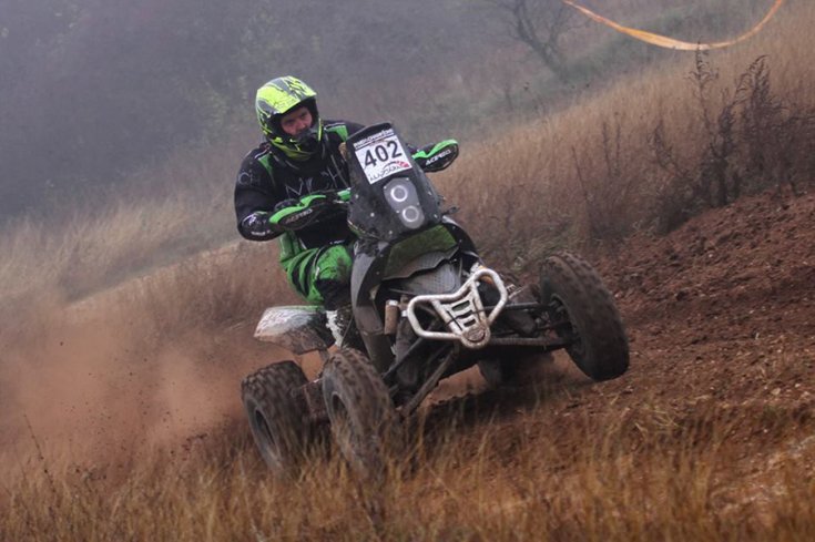 quad a versenypálya mellett, szemből fotózva