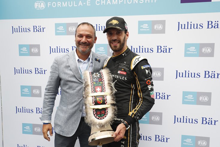 Vergne a trófeával
