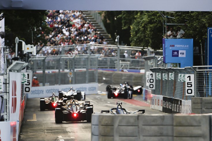 Formula-e autók hátulról fotózva
