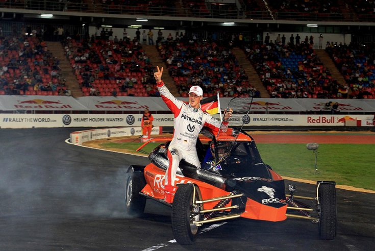 Michael Schumacher a buggy oldalán ülve
