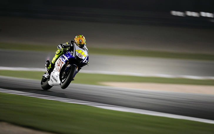 Valentino Rossi MotoGP verseny közben egy pályán féloldalról