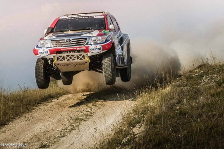 A Terepralis Toyota Hilux egy dobbantó tetején