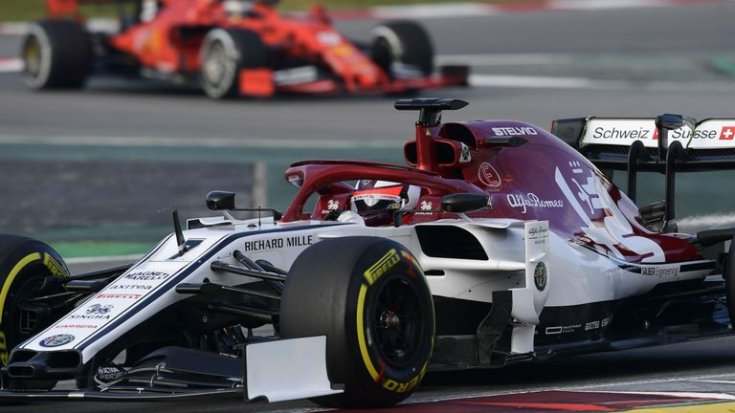 Räikkonen az előtérben, háttérben egy Ferrari közelít