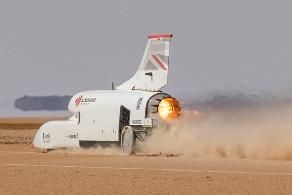 A Bloodhound rakétaautó hátulról