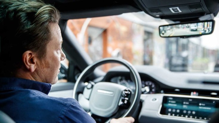 Range Rover Evoque-ban ül Jamie Oliver