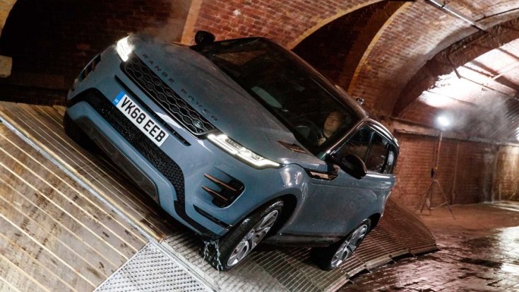 Range Rover Evoque rámpán közlekedik
