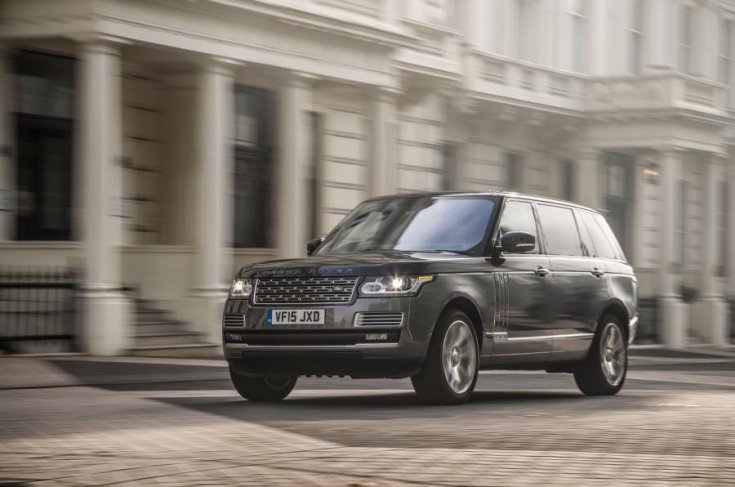Range Rover SVAutobiography városban féloldalról