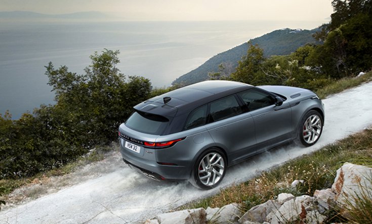 Range Rover Velar SV Autobiography Dynamic Edition fentről fotózva hegyi úton