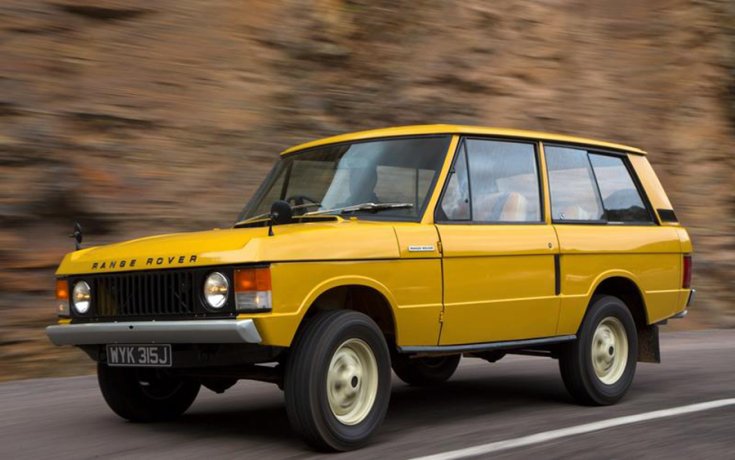 Három ajtós Range Rover menet közben oldalról fotózva