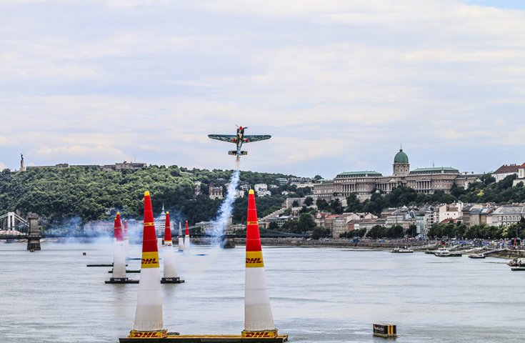 Red Bull Air Race pályája budai háttérrel