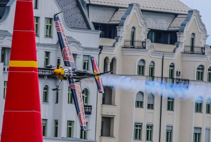 Red Bull feliratú repülő a belvárosban