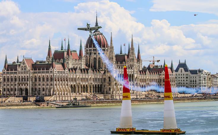 A Red Bull Air Race pályája a Duna felett