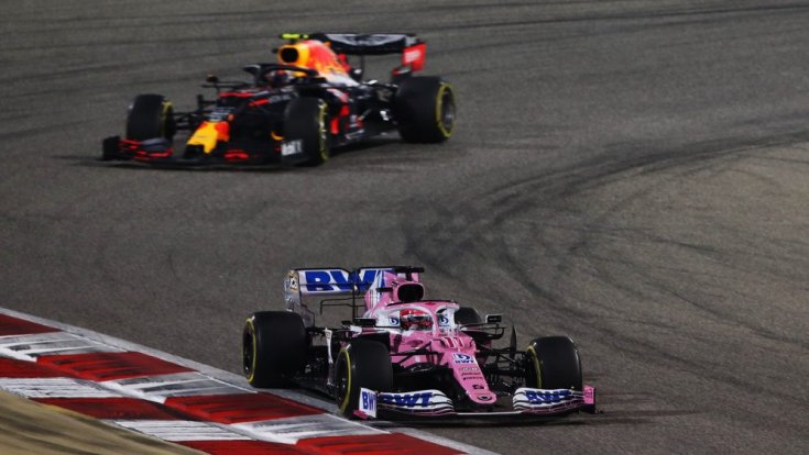 Alex Albon és Sergio Perez Abu Dhabiban a verseny közben