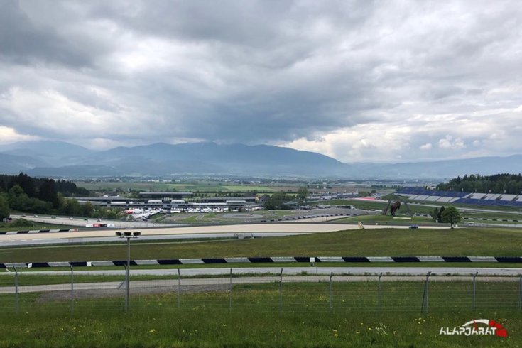 A Red Bull Ring hátsó kanyarjából a kilátás
