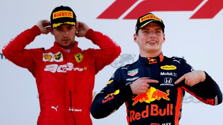 Verstappen ünnepel Ausztriában, a háttérben Leclerc