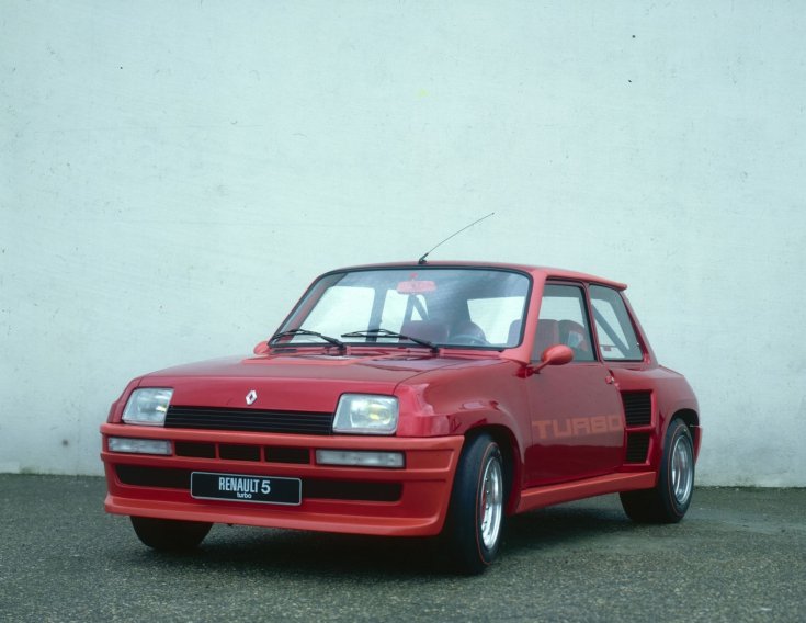 fotó egy piros Renault 5 Turbo autóról