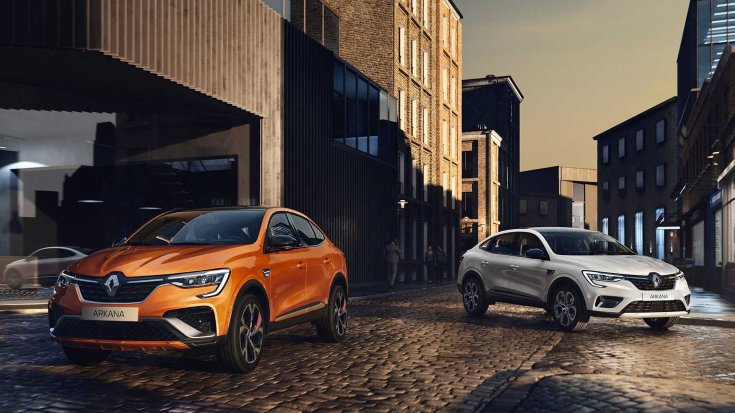 Két Renault Arkana macskaköves városi utcában