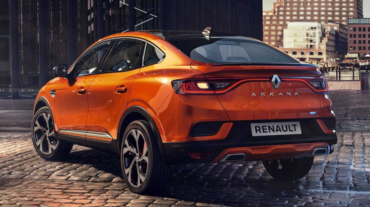 Renault Arkana macskaköves városi utcán hátulról