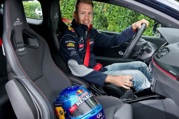 Vettel a RedBullos sisakjával egy Renault RS modellel