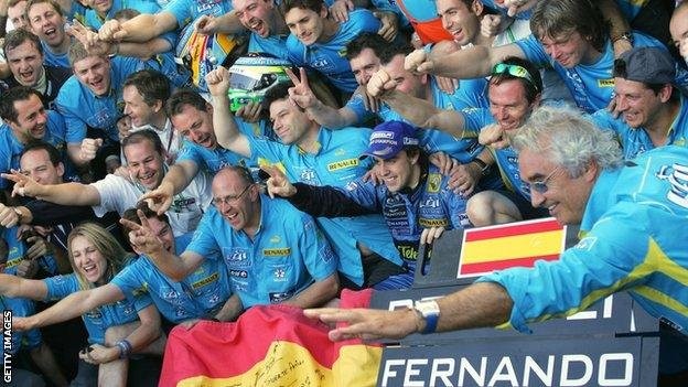 ünnepli Fernando Alonso bajnoki címét a Renault