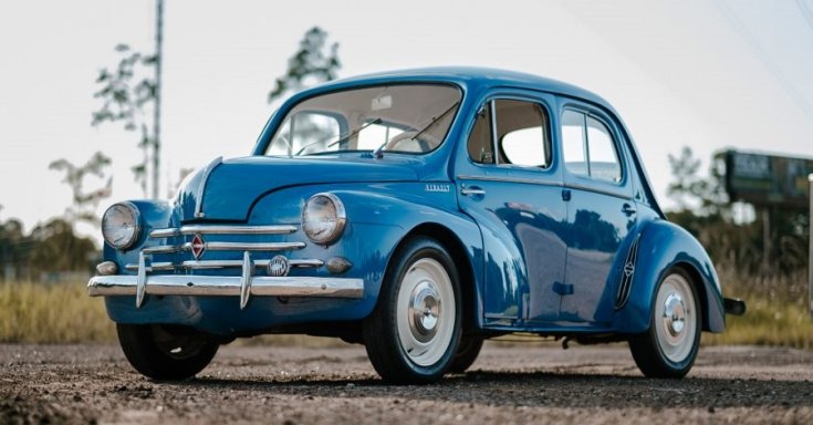 1947-es, kék Renault 4CV, előlnézet