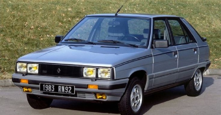 Renault 9, szürke/ ezüst, oldalnézet elölről
