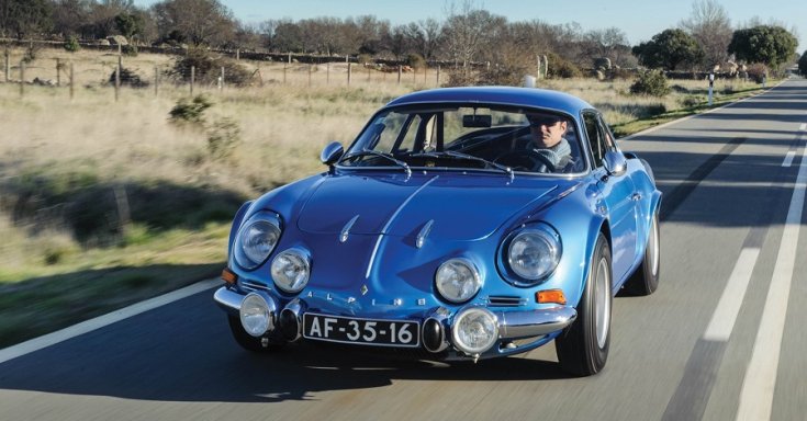 1961 Renault Alpine A110, kék, elölnézet, oldalra döntve, jobbra, menet közben