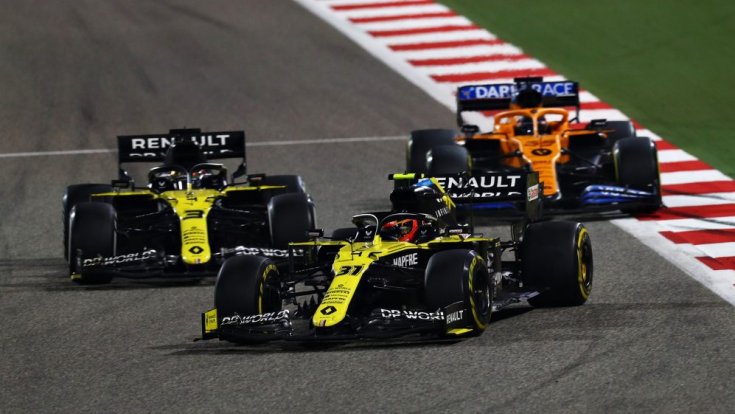 A két Renaultban Esteban Ocon és Daniel Ricciardo, mögöttük az egyik McLaren