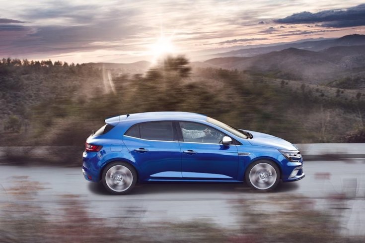 Renault Megane GT menet közben a naplementében, oldalról