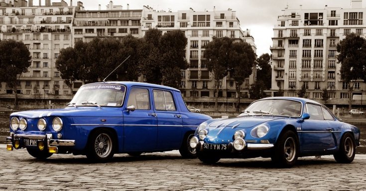 Renault R8 balra és Alpine A110 jobbra, kék, oldalnézet, balról