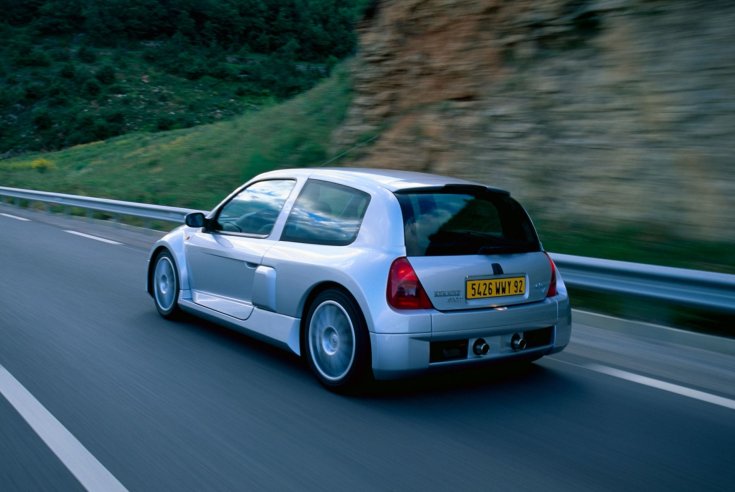 Fotó egy ezüst színű Renault Clio V6 Phase 1 sportautó hátuljáról