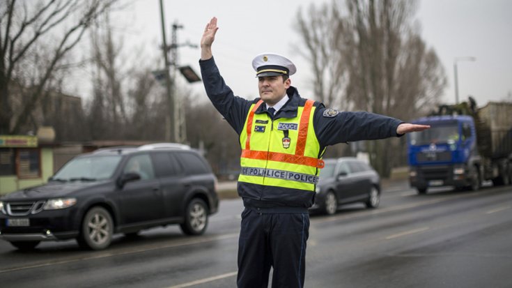Közúti rendőr éppen kiint egy autót