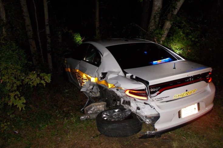 Összetört rendőrautó a susnyásban