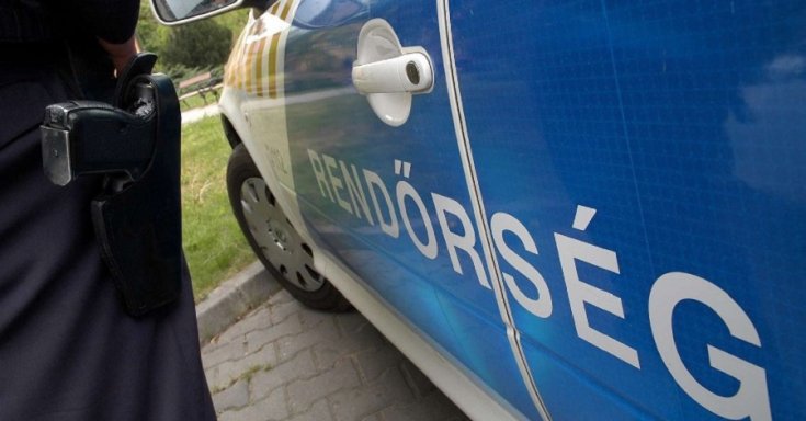 Rendőrautó oldalról fotózva