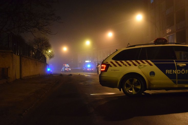 Rendőrautó oldalról fotózva