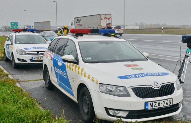 Rendőrautók és egy traffipax az út szélén