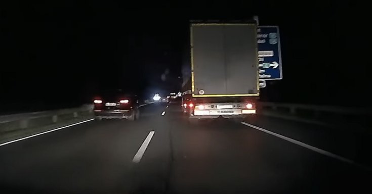 Részeg kamionsofőrt üldöznek a magyar rendőrök