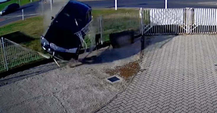 Átszakítja a kerítést a részeg sofőr által vezetett autó