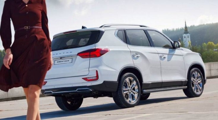 2020-as Ssangyong Rexton egy parkolóban hátulról