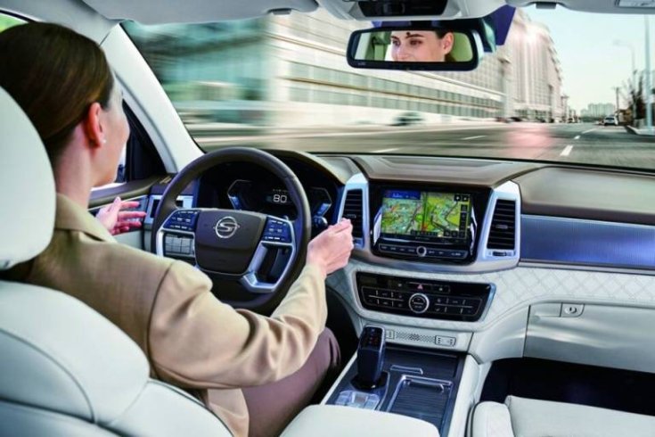 2020-as Ssangyong Rexton belső tere menet közben hátulról