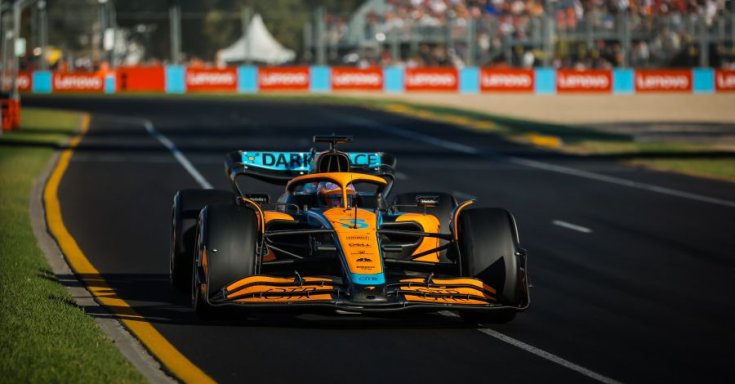 Ricciardo az Ausztrál Nagydíjon versenyautójában körözik