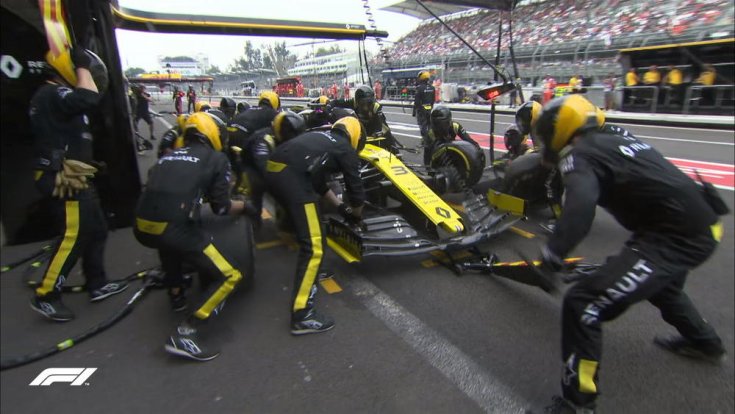 Ricciardo a boxkiállása alatt